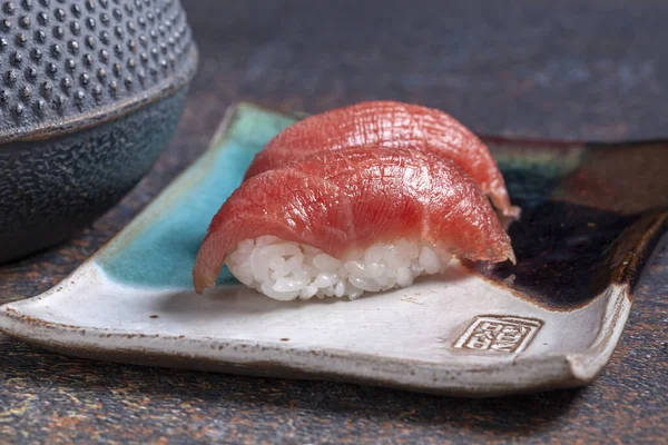 Comida Japonesa Tradicional Sushi Nigiri Servido Uma Chapa Imagens Royalty-Free