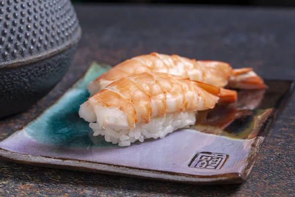 Sushi Mit Garnelen Auf Einem Teller Japanisches Essen Stockbild
