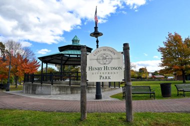 Hudson, New York 'taki Henry Hudson Riverfront Parkı' nda imza ve çardakta..