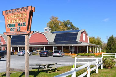 KINDERHOOK, NEW YORK - 19 OCT 2022: Samascott 's Garden Market, bir bahçe merkezi, fırın, hazır gıda pazarı ve mevsimlik mısır labirenti yer alıyor.