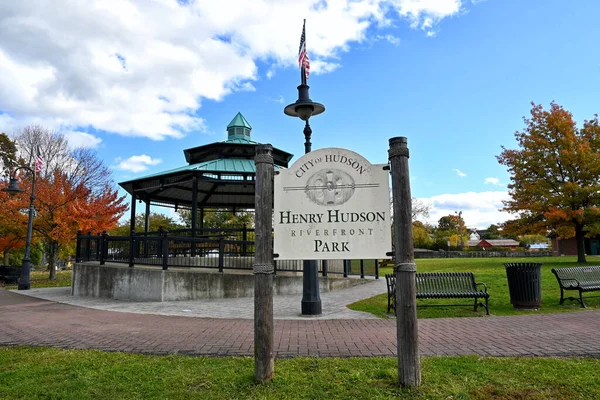 纽约哈德逊市亨利哈德逊河畔公园的签名和Gazebo — 图库照片