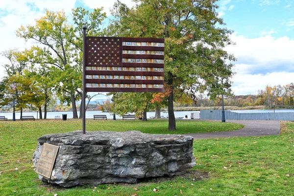 Hudson New York Oct 2022 Statua Metalowej Flagi Parku Nad — Zdjęcie stockowe