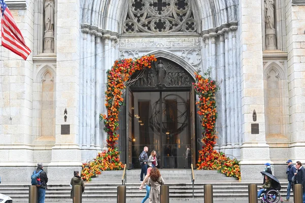 2022年10月24日 曼哈顿圣帕克斯大教堂主入口附近的秋季装饰 — 图库照片