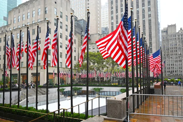 New York Okt 2022 Flaggen Umrahmen Die Eisbahn Rockefeller Center — Stockfoto