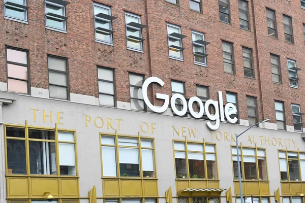2022年05月21日 谷歌在曼哈顿纽约港管理局大楼上的标志 — 图库照片