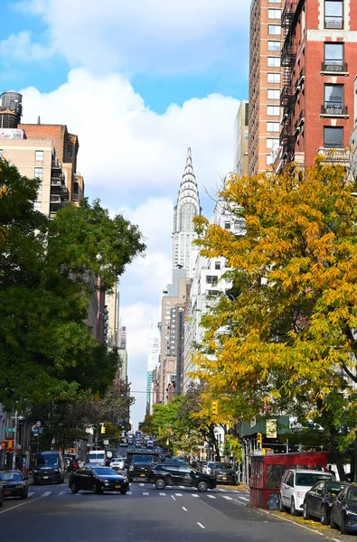 ニューヨーク 2022年10月25日 クライスラービルとのストリートシーンが遠くに上昇 — ストック写真
