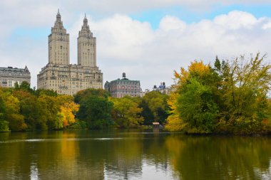 NEW YORK - 23 OCT 2022: San Remo ve ikiz kuleleri ile Central Park Gölü ve arka planda Kenilworth binaları.
