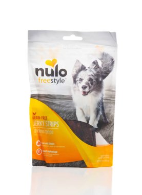 IRIVNE, CALIFORNIA - 12 NOV 2022: Bir paket Nulo serbest tahıllı kurutulmuş et, tavuk tarifi köpek maması.
