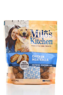 IRIVNE, CALIFORNIA - 12 NOV 2022: Bir paket Milos Kitchen Tavuk Köftesi Ev Tarzı Köpek maması.