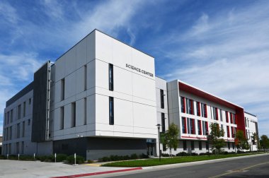 SANTA ANA, CALIFORNIA - 11 NOV 2022: Santa Ana Üniversitesi Kampüsü 'ndeki Bilim Merkezi