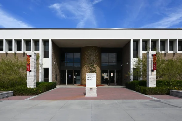 サンタアナ カリフォルニア州 11月2022 サンタアナ大学のキャンパス内の管理棟 — ストック写真