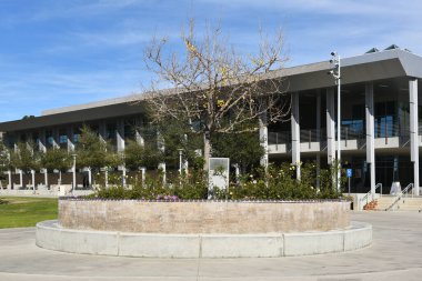 ORANGE, CALIFORNIA - 25 Kasım 2022: Santiago Canyon College kampüsündeki Humanities Building and Rose Garden.