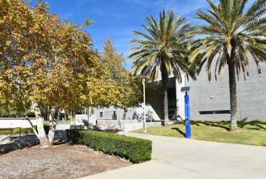 ORANGE, CALIFORNIA - 25 Kasım 2022 Santiago Canyon Koleji kampüsündeki Lorenzo A. Ramirez Kütüphanesi