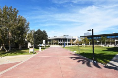 ORANGE, CALIFORNIA - 25 Kasım 2022 Santiago Canyon Koleji kampüsündeki Strenger Plaza.