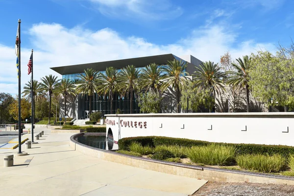 美国加利福尼亚州奥兰治 2022年11月25日 加利福尼亚州奥兰治 2022年11月25日 圣地亚哥峡谷学院校区的行政大楼和签名 — 图库照片