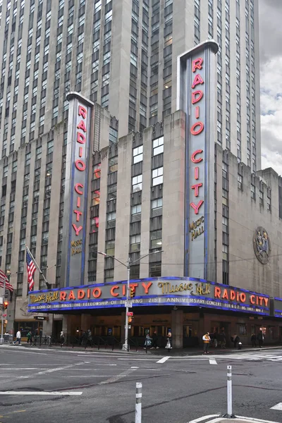 2022年10月24日 无线电城音乐厅 Radio City Music Hall 是位于美国纽约市曼哈顿市中心洛克菲勒中心 Rockefeller Center 内的一个娱乐场所和剧院 — 图库照片