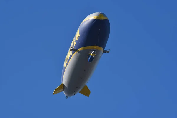 Irvine California Nov 2022 Αερόπλοιο Goodyear Wingfoot Τρεις Φαίνεται Από — Φωτογραφία Αρχείου