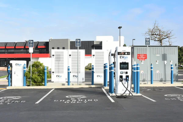 Irvine California Dec 2022 电动汽车排气快速充电站 — 图库照片