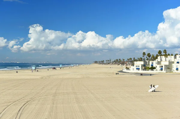 Huntington Beach Kalifornia Grudzień 2022 Dwóch Surferów Ciągnących Deski Piasku — Zdjęcie stockowe