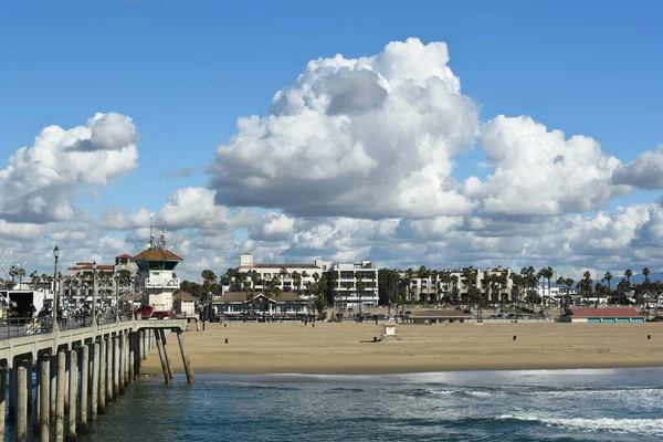 カリフォルニア州ハンティントンビーチ 12月2022 ハンティントンビーチ桟橋から町やボードウォークへの眺め — ストック写真