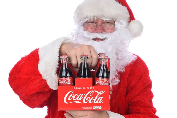 美国加利福尼亚州Irvine 2019年10月16日 圣诞老人手持6包可口可乐经典酒瓶 可口可乐是世界上最受欢迎的碳酸饮料之一 — 图库照片