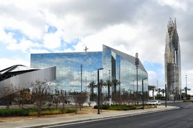 GARDEN GROVE, CALIFORNIA - 28 Aralık 2022: İsa Katedrali ve Çan Kulesi, ve La Vang Tapınağı Leydimiz.