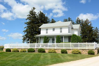 DYERSVILLE, IOWA - AUGUST 20, 2015: Field of Dreams house and movie set. The 1989 film starring Kevin Costner was filmed on the Lansing Family Farm.