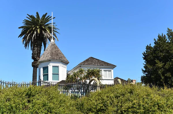 stock image HUNTINGTON BEACH, CALIFORNIA - 02 MAR 2023: Newland House is an 1898 farmhouse in Queen Anne architectural style, the oldest residence in HB and listed on the National Register of Historic Places.