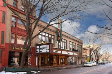 ITHACA, New York - 26 Şubat 2023: Ithaca şehir merkezindeki Devlet Tiyatrosu. 