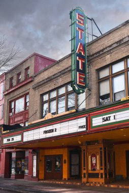 ITHACA, NEW YORK - 26 Şubat 2023: Ithaca Devlet Tiyatrosu, şehir merkezindeki Ithaca Commons 'ın hemen dışında, gruplardan oyunlara, komedi gösterilerine, sessiz filmlere ve daha birçok etkinliğe ev sahipliği yapıyor..