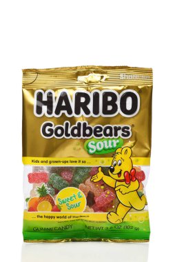 IRVINE, CALIFORNIA - 11 MAR 2023: bir paket Haribo Goldbear Sour, şekerleme.