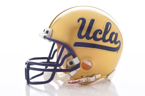 Irvine California Mar 2023 来自加州大学洛杉矶分校的迷你足球头盔 — 图库照片