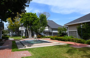 TÜSTİN, CALIFORNIA - 17 MAR 2023: Stevens Meydanı 'ndaki çeşme, Eski Viktorya Kenti Tustin' deki eski evlerde karışık kullanım ve çalışma alanı. 