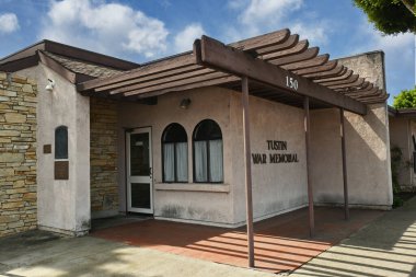TÜSTİN, CALIFORNIA - 17 MAR 2023: Birinci Cadde ve Prospect Bulvarı 'nın köşesindeki orijinal Tustin Savaşı Anıtı 2..