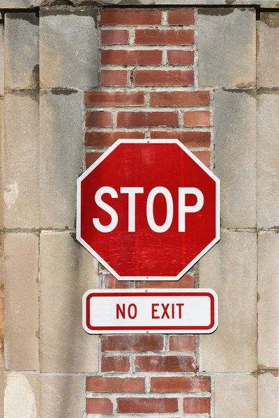 Stop Exit Tábla Egy Nyilvános Parkoló Állomásán — Stock Fotó