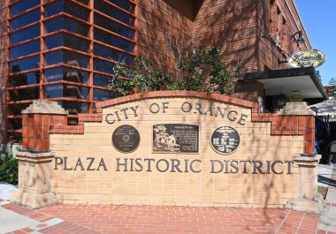 ORANGE, CALIFORNIA - 24 MAR 2023: Orange Plaza Tarihi Bölgesi İşareti.