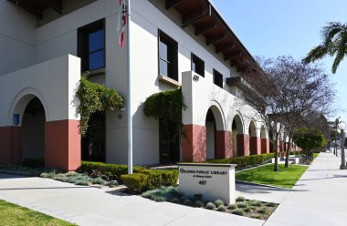 ORANGE, CALIFORNIA - 24 MAR 2023: Orange Halk Kütüphanesi ve Öğrenim Merkezi, Chapman Bulvarı 'ndaki.