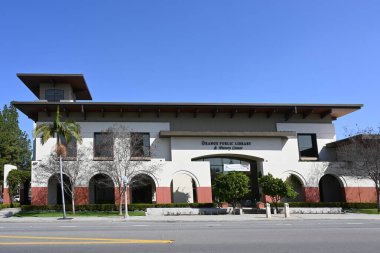 ORANGE, CALIFORNIA - 24 MAR 2023: Orange Halk Kütüphanesi ve Öğrenim Merkezi, Chapman Bulvarı 'ndaki.