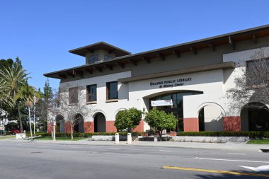 ORANGE, CALIFORNIA - 24 MAR 2023: Orange Halk Kütüphanesi ve Öğrenim Merkezi, Chapman Bulvarı 'ndaki.