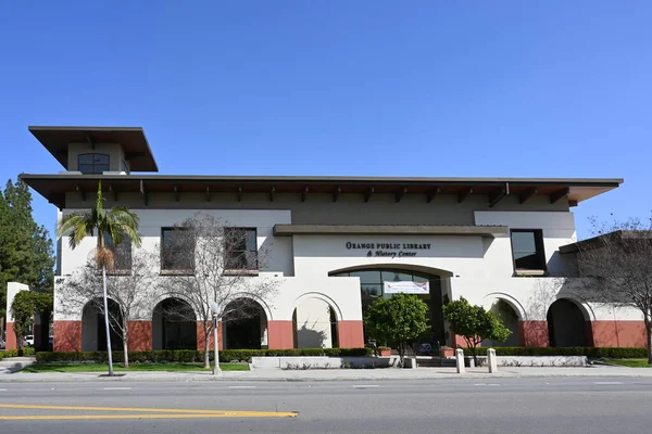 カリフォルニア州オレンジ 2023年3月24日 オレンジ公共図書館とラーニングセンター シビックセンターの向かいチャップマン通り — ストック写真