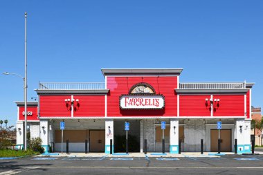 BUENA PARK, CALIFORNIA - 24 MAR 2023: Farrells Restoran ve Dondurma Salonu, şu anda işlevini yitirmiş zincir 'in kalan son binalarından biri..