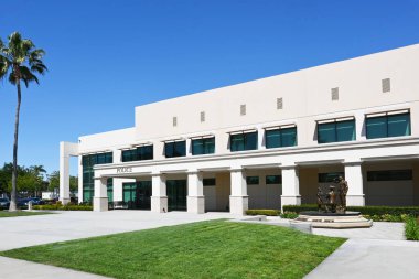 BUENA PARK, CALIFORNIA - 24 MAR 2023: Plaj Bulvarı 'ndaki Şehir Merkezi' nde Buena Park Polis Departmanı Anıtı.