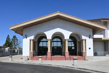 TÜSTİN, CALIFORNIA - 26 MAR 2023: Tustin Lisesi kampüsündeki Spor Pavyonu Tiller 'ların evi.