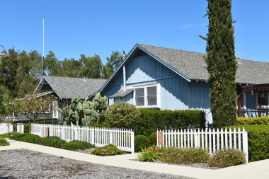 IRVINE, CALIFORNIA - 27 MAR 2023: Irvine Çiftlik Tarihi Parkı 'ndaki sıradan evler, eski çiftlik karargahı, şimdi eski tarım yapıları ve makinelerin yer aldığı bir park.
