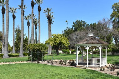 IRVINE, CALIFORNIA - 27 MAR 2023: Irvine Çiftlik Tarihi Parkı 'ndaki Katie Wheeler Kütüphanesi, eski çiftlik merkezi, şimdi klasik tarım yapıları ve makinelerin yer aldığı bir park.