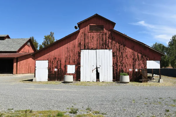 IRVINE, CALIFORNIA - 27 MAR 2023: Irvine Çiftlik Tarihi Parkı 'nda sürücü ahırı, eski çiftlik merkezi, şimdi eski tarım yapıları ve makinelerin yer aldığı bir park.