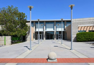 BREA, CALIFORNIA - 28 MAR 2023: Brea Community Center, Gündüz Bakımı, Yetişkin ve Genç Sporları, Okul Sonrası Programları, Fitness, Rekreasyon ve Özel Etkinlikler gibi programlar sunan çok kullanımlı bir tesis