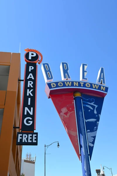 ブレアカリフォルニア州 2023年3月28日 ブレアダウンタウンの標識とバーチ通りの駐車場構造標識 — ストック写真