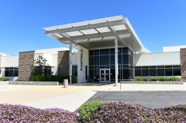 IRIVNE, CALIFORNIA - 2 Nisan 2023: Portola Lisesi Kampüsü Yönetim Binası.
