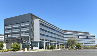 IRVINE, CALIFORNIA - 2 Nisan 2023: Irvine Spektrum 'daki Broadcom kampüsü.